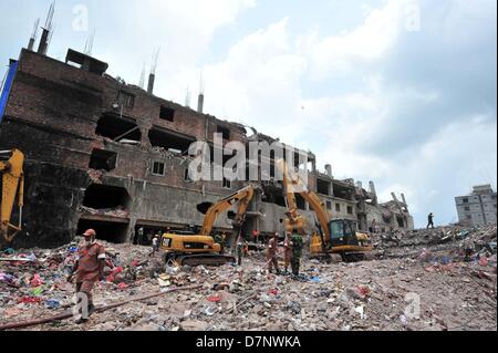 Savar, Bangladesch. 11. Mai 2013. Bangladesch Armee weiterhin die zweite Phase der Rettungsaktion mit schwerem Gerät nach einem 8-stöckigen Gebäude in Savar zusammengebrochen, am Stadtrand von Dhaka. Die behandelnden Ärzte ein 'Wunder' Überlebenden zogen von den Ruinen einer eingestürzten Gebäude nach 17 Tagen sagte, dass sie Tat 'große' und hatte mit ihrer Familie wieder vereint. Reshma, 18, eine Näherin gegraben aus aus dem Schutt der Textilfabrik komplex", gab nie auf Hoffnung", aus den Trümmern gerettet werden würde. Stockfoto