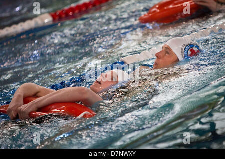 Ein Teilnehmer rettet ein anderer Teilnehmer im Wasser während der 38. Bundeswettbewerb der Deutsche Rote Kreuz (DRK) Rettung Schwimmer aus der deutschen Rettungsschwimmer in Frankfurt Main, Deutschland, 11. Mai 2013.  22 Teams aus ganz Deutschland nahmen Teil an dem Wettbewerb, der Badesaison offiziell eröffnet wird. Der deutsche Rettungsdienst sucht weitere ehrenamtliche Helfer, die 3.000 Rettungsposten auf Seen, Strände und Pools in ganz Deutschland auch in der Nebensaison Mann. Foto: FRANK RUMPENHORST Stockfoto