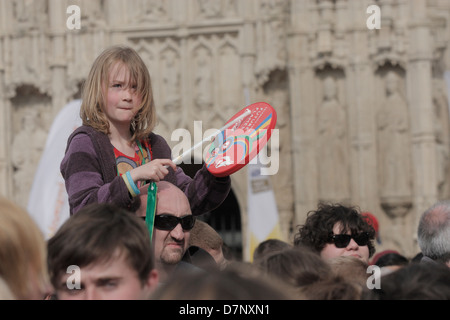 kleines Mädchen saß auf den Schultern des Mannes mit Coca Cola Tamburin auf Party für die Ankunft der Olympischen Fackel in Exeter UK 2012 Stockfoto