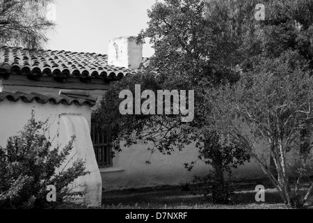 Einem kleinen weiß getünchten flaches Haus in schwarz / weiß Stockfoto
