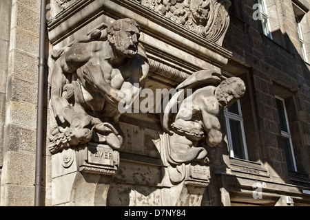 Zwei Büsten genannt Fieber & Erde unterstützen einen geschlossenen Gang zwischen zwei Gebäuden in Fransoschestraße, Berlin. Stockfoto