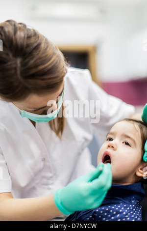 Mädchen beim Zahnarzt Stockfoto