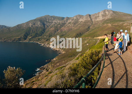 Touristen an einem Aussichtspunkt auf Chapmans Peak Drive, Cape Town, Südafrika Stockfoto