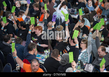 Personen bis Wahlkarten bei der Piratenpartei Bundespartei Convention in Neumarkt in der Oberpfalz, Deutschland, 11. Mai 2013. Rund 1.500 Mitglieder und Unterstützer auf der Konferenz sollen die Partei Wahlkampf in Neumarkt zu diskutieren. Foto: ARMIN WEIGEL Stockfoto