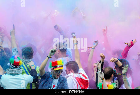 Berlin, Deutschland, 11. Mai 2013. Die Leute werfen bunte Pulver während das Holi-Festival im Reiterstadion in Berlin, Deutschland, 11. Mai 2013. Ursprünglich wurde das Festival in Nordindien gefeiert, durch das werfen bunte Kräfte auf einander, um den Frühling zu feiern und böse Geister vertreiben. Foto: OLE SPATA /DPA/Alamy Live-Nachrichten Stockfoto