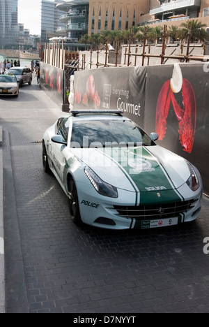 Dubai Polizei weiße Ferrari FF für vier Streifenwagen Stockfoto