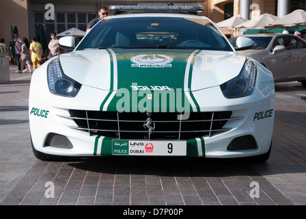 Dubai Polizei weiße Ferrari FF für vier Streifenwagen Stockfoto