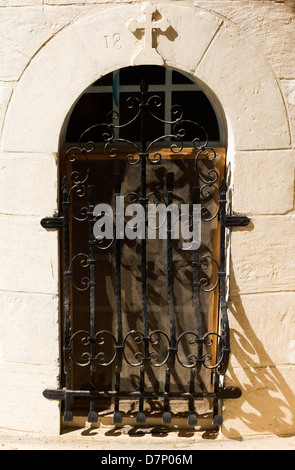 Schmiedeeisen Gitter auf das Fenster Stockfoto