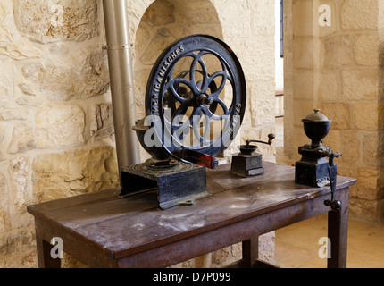 alte Kaffeemühle und Presse Stockfoto