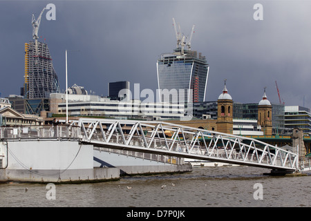 Die 20 Fenchurch Street aka "Walkie-Talkie" und die 122 Leadenhall Street Gebäude im Bau im April 2013. London Stockfoto