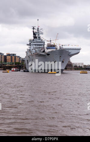 Der Fluss Thames, nr Greenwich, London, UK. 11. Mai 2013. HMS Illustrious, die Royal Navy Hubschrauber und Commando Träger, Besuch in London anlässlich des 70. Jahrestags des "Battle of the Atlantic". Vor Anker auf der Themse neben Greenwich am Samstag, 11. Mai 2013. Bildnachweis: Craig Buchanan /Alamy Live-Nachrichten Stockfoto