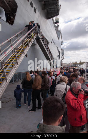 Der Fluss Thames, nr Greenwich, London, UK. 11. Mai 2013. Massen warten auf HMS Illustrious, die Royal Navy Hubschrauber und Commando Gepäckträger, Bord bei einem Besuch in London anlässlich des 70. Jahrestags des "Battle of the Atlantic". Vor Anker auf der Themse neben Greenwich am Samstag, 11. Mai 2013. Bildnachweis: Craig Buchanan /Alamy Live-Nachrichten Stockfoto