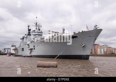 Der Fluss Thames, nr Greenwich, London, UK. 11. Mai 2013. HMS Illustrious, die Royal Navy Hubschrauber und Commando Träger, Besuch in London anlässlich des 70. Jahrestags des "Battle of the Atlantic". Vor Anker auf der Themse neben Greenwich am Samstag, 11. Mai 2013. Bildnachweis: Craig Buchanan /Alamy Live-Nachrichten Stockfoto