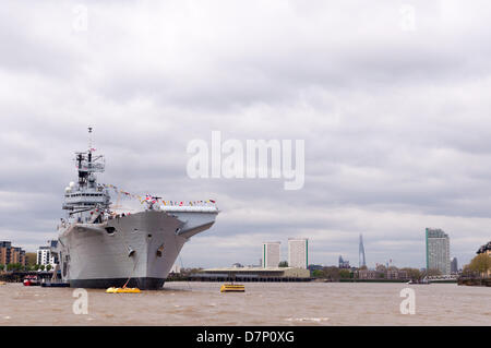 Der Fluss Thames, nr Greenwich, London, UK. 11. Mai 2013. HMS Illustrious, die Royal Navy Hubschrauber und Commando Träger, Besuch in London anlässlich des 70. Jahrestags des "Battle of the Atlantic". Vor Anker auf der Themse neben Greenwich am Samstag, 11. Mai 2013. Bildnachweis: Craig Buchanan /Alamy Live-Nachrichten Stockfoto