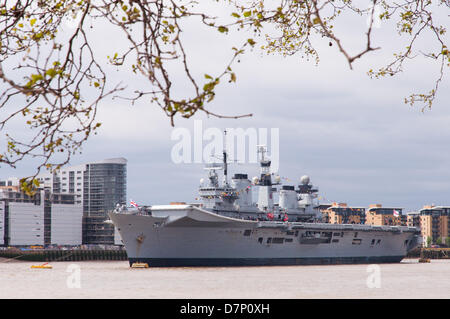 Der Fluss Thames, nr Greenwich, London, UK. 11. Mai 2013. HMS Illustrious, die Royal Navy Hubschrauber und Commando Träger, Besuch in London anlässlich des 70. Jahrestags des "Battle of the Atlantic". Vor Anker auf der Themse neben Greenwich am Samstag, 11. Mai 2013. Bildnachweis: Craig Buchanan /Alamy Live-Nachrichten Stockfoto