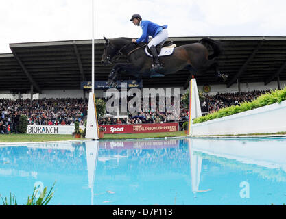 Deutschlands Christian Ahlmann überspringt eine Hürde bei der zweiten Tour bei der Global Champions Tour auf seinem Pferd Codex One in Hamburg, Deutschland, 11. Mai 2013. Ahlmann belegte den ersten. Foto: ANGELIKA WARMUTH Stockfoto