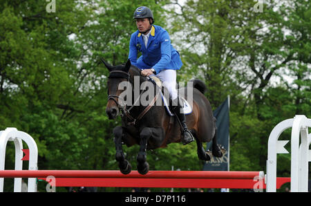 Deutschlands Christian Ahlmann überspringt eine Hürde bei der zweiten Tour bei der Global Champions Tour auf seinem Pferd Codex One in Hamburg, Deutschland, 11. Mai 2013. Ahlmann belegte den ersten. Foto: ANGELIKA WARMUTH Stockfoto