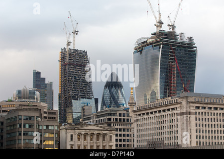 Die 20 Fenchurch Street aka "Walkie-Talkie" und die 122 Leadenhall Street Gebäude im Bau im April 2013. London Stockfoto