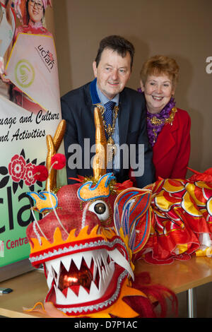 Preston, UK 11. Mai 2013.  Die Gilde-Bürgermeister, Stadtrat Carl Crompton und Oberbürgermeisterin an der chinesischen Sprache und kulturelle Veranstaltung in Avenham Park, organisiert durch das Konfuzius-Institut ist eine Partnerschaft zwischen der University of Central Lancashire und Beijing International Studies University. Der Direktor der UCLan Konfuzius Institut Feixia Yu, kommentierte: "das Festival bietet Gelegenheit, neue Sprache lernen und Teilen Chinas Traditionen mit der lokalen Gemeinschaft." Stockfoto