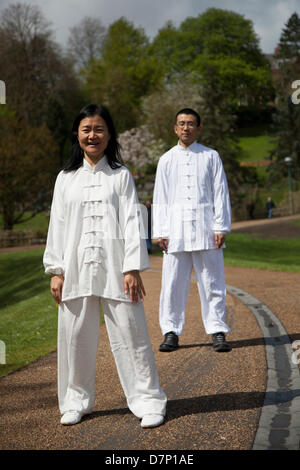 Tai Chi Kurse in Preston, Großbritannien Mai 2013. Feixia Yu Direktorin, Uclan Confuzius Institute, demonstriert die taoistische Tai Chi Kunst in der chinesischen Sprache und beim Sport eine Bewegung, Lifestyle, Freizeit, weibliche kulturelle Veranstaltung, die im Avenham Park veranstaltet wird, organisiert vom Konfuzius Institut, das eine Partnerschaft zwischen der University of Central Lancashire und der Beijing International Studies University ist. Der Direktor des UCLan Konfuzius Instituts Feixia Yu kommentierte: „das Festival bietet die Möglichkeit, neue Sprachkenntnisse zu erlernen und Chinas Traditionen mit der lokalen Gemeinschaft zu teilen.“ Stockfoto