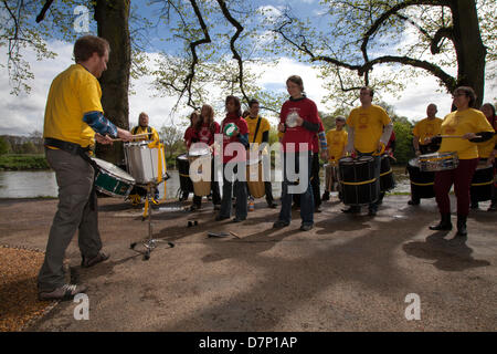 Preston, UK 11. Mai 2013.  Worldwise Samba-Trommler in der chinesischen Sprache und kulturelle Veranstaltung in Avenham Park, organisiert durch das Konfuzius-Institut ist eine Partnerschaft zwischen der University of Central Lancashire und Beijing International Studies University. Der Direktor der UCLan Konfuzius Institut Feixia Yu, kommentierte: "das Festival bietet Gelegenheit, neue Sprache lernen und Teilen Chinas Traditionen mit der lokalen Gemeinschaft." Stockfoto