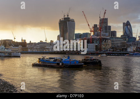 Die 20 Fenchurch Street aka "Walkie-Talkie" Gebäude im Bau im April 2013. Blick vom River Thames Bank, London Stockfoto