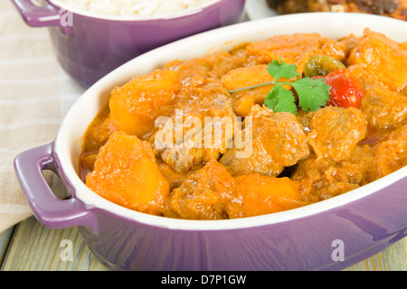 Lamm und Süßkartoffel-Erdnuss-Eintopf mit Reis serviert. Jerk Chicken. Karibik und westafrikanischen traditionelle Gerichte. Stockfoto