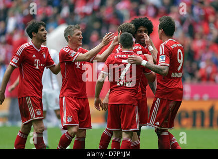 11.05.2013, Xovx, 1.Bundesliga, FC Bayern Muenchen - FC Augsburg, VL Javier Martinez (FC Bayern Muenchen), Bastian Schweinsteiger (FC Bayern Muenchen), Franck Ribery (FC Bayern München), Thomas Mueller (FC Bayern Muenchen), Dante (FC Bayern Muenchen) Und Mario Mandzukic (FC Bayern Muenchen) Bejubeln Das Tor Zum 1:0. Aktion-Foto: Hübner/Vogler Stockfoto