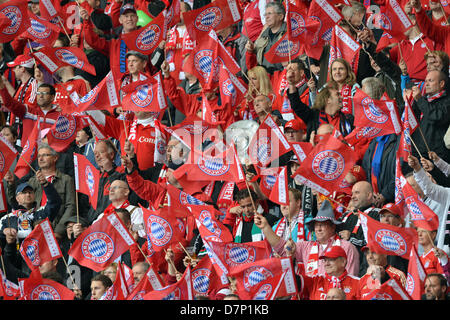 Fußball Bundesliga, 33. Spieltag: FC Bayern München - FC Augsburg bin 11.05.2013 in der Allianz Arena in München (Bayern). Bayern-Fans Feuern Vor Spielbeginn IGV Team Mit Fähnchen Und Einer Nachgebildeten Meisterschale Jg. Foto: Peter Kneffel/Dpa (Achtung Hinweis Zur Bildnutzung! Die DFL Erlaubt sterben Weiterverwertung von maximal 15 Fotos (Keine Sequenzbilder Und Keine Videoähnlichen Fotostrecken) Studienabschnitte des phonen (Einschließlich Halbzeit) aus Dem Stadion Und/Oder Vom Spiel Im Internet Und in Online-Medien. Uneingeschränkt darf ist Die Weiterleitung Digitalisierter Aufnahmen Bereits Studienabschnitte Stockfoto