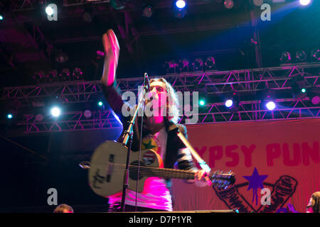 Eugene Hütz Sänger von Gipsy-Punk-Band Gogol Bordello in Konzert Stockfoto