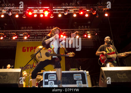 Gipsy-Punk-Band Gogol Bordello in Konzert Stockfoto