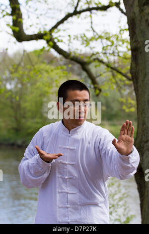 Preston, UK. 11. Mai 2013. Eine junge Darsteller zeigt T'ai Chi ch'uan Tai Chi in der chinesischen Sprache und kulturelle Veranstaltung in Avenham Park, Preston, oft abgekürzt durch das Konfuzius-Institut organisiert, die eine Partnerschaft zwischen der University of Central Lancashire und Beijing International Studies University ist. Bildnachweis: Conrad Elias/Alamy Live-Nachrichten Stockfoto