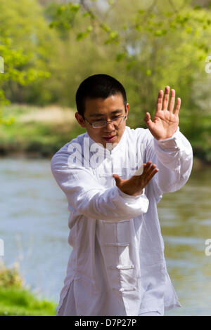 Preston, UK. 11. Mai 2013. Eine junge Darsteller zeigt T'ai Chi ch'uan Tai Chi in der chinesischen Sprache und kulturelle Veranstaltung in Avenham Park, Preston, oft abgekürzt durch das Konfuzius-Institut organisiert, die eine Partnerschaft zwischen der University of Central Lancashire und Beijing International Studies University ist. Bildnachweis: Conrad Elias/Alamy Live-Nachrichten Stockfoto