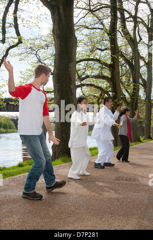 Preston, UK. 11. Mai 2013. Feixia Yu und Mitglieder des Publikums führen Sie eine Demonstration der T'ai Chi ch'uan oft abgekürzt Tai Chi in der chinesischen Sprache und kulturelles Ereignis in Avenham Park, Preston, organisiert durch das Konfuzius-Institut ist eine Partnerschaft zwischen der University of Central Lancashire und Beijing International Studies University statt. Bildnachweis: Conrad Elias/Alamy Live-Nachrichten Stockfoto