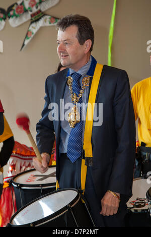 Preston, UK 11. Mai 2013.  Die Gilde Bürgermeister, Stadtrat Carl Crompton, an der chinesischen Sprache und kulturelle Veranstaltung in Avenham Park, organisiert durch das Konfuzius-Institut ist eine Partnerschaft zwischen der University of Central Lancashire und Beijing International Studies University. Der Direktor der UCLan Konfuzius Institut Feixia Yu, kommentierte: "das Festival bietet Gelegenheit, neue Sprache lernen und Teilen Chinas Traditionen mit der lokalen Gemeinschaft." Stockfoto