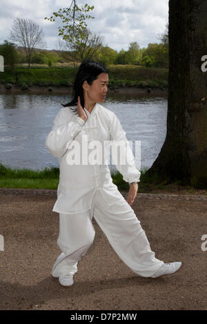 Tai Chi Kurse in Preston, Großbritannien Mai 2013. Feixia Yu Direktorin, Uclan Confuzius Institute, demonstriert die taoistische Tai Chi Kunst in der chinesischen Sprache und beim Sport eine Bewegung, Lifestyle, Freizeit, weibliche kulturelle Veranstaltung, die im Avenham Park veranstaltet wird, organisiert vom Konfuzius Institut, das eine Partnerschaft zwischen der University of Central Lancashire und der Beijing International Studies University ist. Der Direktor des UCLan Konfuzius Instituts Feixia Yu kommentierte: „das Festival bietet die Möglichkeit, neue Sprachkenntnisse zu erlernen und Chinas Traditionen mit der lokalen Gemeinschaft zu teilen.“ Stockfoto