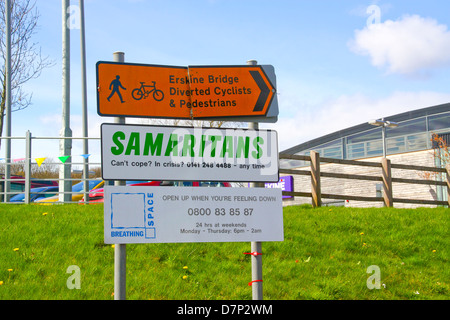 Samariter und Atempause Helpline Nummernzeichen in Erskine Bridge Stockfoto