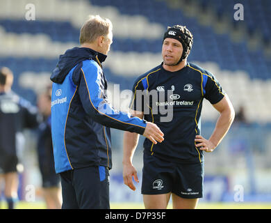 27.10.2012 Dublin, Irland. Leinster Cheftrainer, spricht Joe Schmidt um die Hälfte, Isaac Boss vor dem RaboDirect PRO12 Semi Final Spiel zwischen Leinster und Glasgow Warriors aus der Royal Dublin Society scrum. Stockfoto