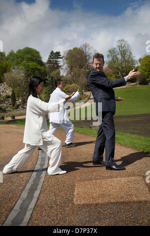 Tai Chi Kurse in Preston, Großbritannien Mai 2013. Feixia Yu Direktorin, Uclan Confuzius Institute, demonstriert die taoistische Tai Chi Kunst in der chinesischen Sprache und beim Sport eine Bewegung, Lifestyle, Freizeit, weibliche kulturelle Veranstaltung, die im Avenham Park veranstaltet wird, organisiert vom Konfuzius Institut, das eine Partnerschaft zwischen der University of Central Lancashire und der Beijing International Studies University ist. Der Direktor des UCLan Konfuzius Instituts Feixia Yu kommentierte: „das Festival bietet die Möglichkeit, neue Sprachkenntnisse zu erlernen und Chinas Traditionen mit der lokalen Gemeinschaft zu teilen.“ Stockfoto