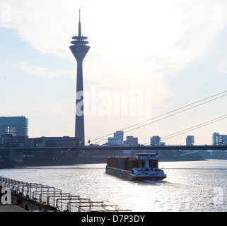 Blick auf den Rhein in Düsseldorf, Nordrhein-Westfalen, Deutschland am 11. Februar 2012. Stockfoto