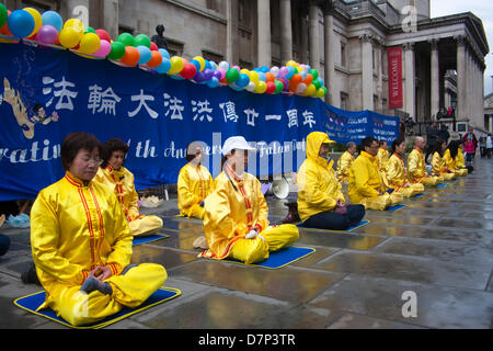 London, UK. 11. Mai 2012. Demonstranten üben Falun Gong auf dem Trafalgar Square, 21 Jahre nachdem es zuerst in China öffentlich ging. Paul Davey/Alamy Live-Nachrichten Stockfoto