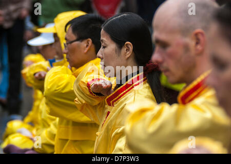 London, UK. 11. Mai 2012. Demonstranten zeigen Falun Gong, da sie gegen die Judenverfolgung in Cina Personen zugeordnet sind gängige Praxis protestieren. Paul Davey/Alamy Live-Nachrichten Stockfoto