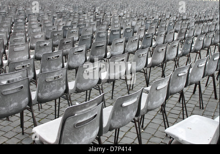 Graue Sitze in einem leeren theater Stockfoto