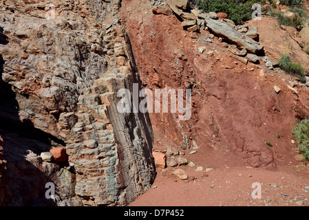 Slickensides auf der Oberfläche einer normalen Störung ausgeglichen aus weißem Sandstein aus rotem Schiefer. Arches-Nationalpark, Moab, Utah, USA. Stockfoto