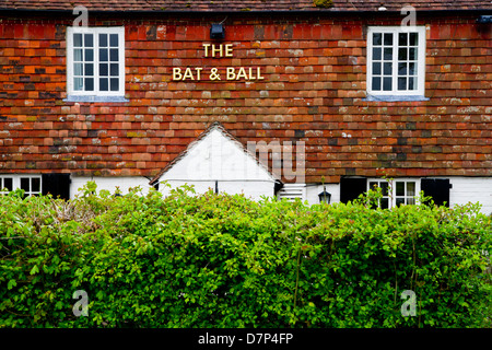 Die Fledermaus & Ball Inn Broadhalfpenny unten Cricket ground Stockfoto
