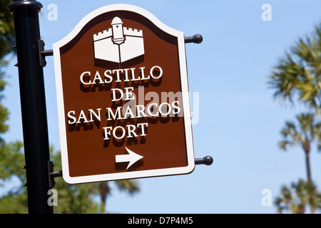 Abgebildet ist ein Schild mit Richtung auf die Festung Castillo de San Marcos in St. Augustine, Florida Stockfoto