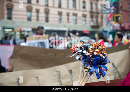 Hunderte marschieren durch die Straßen der South Bronx in New York an einer Anti-Gun-Rallye Stockfoto