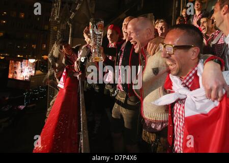 München, Deutschland - 11 Mai: München, Deutschland - Mai: Sportdirektor Matthias Sammer (C) Muenchen von Bayern mit Franck Ribery (R) und seinem Team feiert, den deutschen Meistertitel auf dem Balkon des Rathauses am Marienplatz in München am 11. Mai 2013 zu gewinnen. Foto: Alexander man/Dpa/Alamy Live News Stockfoto