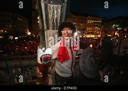 München, Deutschland - 11. Mai: Dante Bayern Muenchen und sein Team feiern den deutschen Meistertitel auf dem Balkon des Rathauses am Marienplatz in München am 11. Mai 2013 zu gewinnen. Foto: Alexander man/Dpa/Alamy Live News Stockfoto