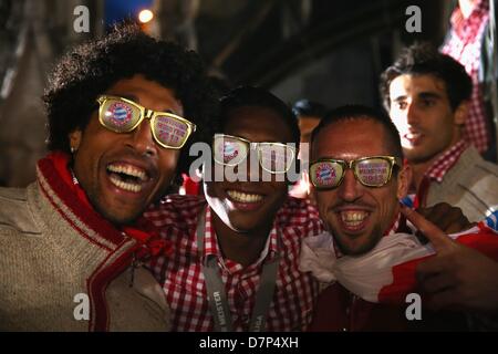 München, Deutschland - 11. Mai: Dante (L-R), David Alaba und Franck Ribery von Bayern Muenchen feiern den deutschen Meistertitel auf dem Balkon des Rathauses am Marienplatz in München am 11. Mai 2013 zu gewinnen. Foto: Alexander man/Dpa/Alamy Live News Stockfoto